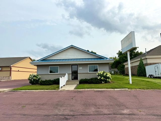 1030 E Bridge Street, Redwood Falls