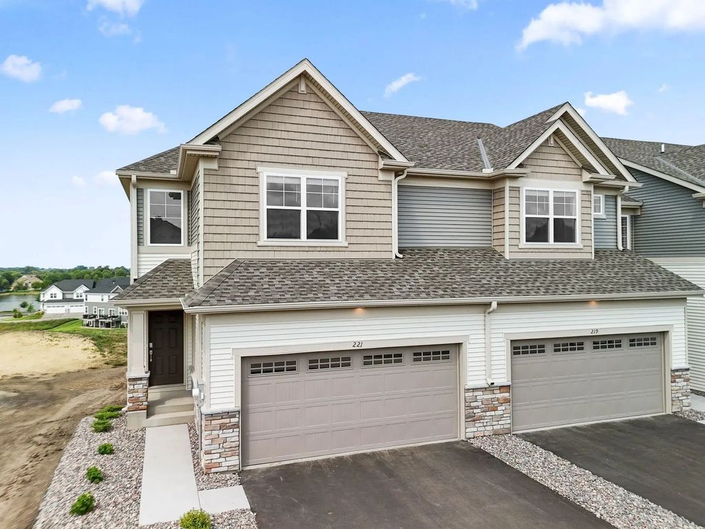 221 Huntington Drive, Waconia