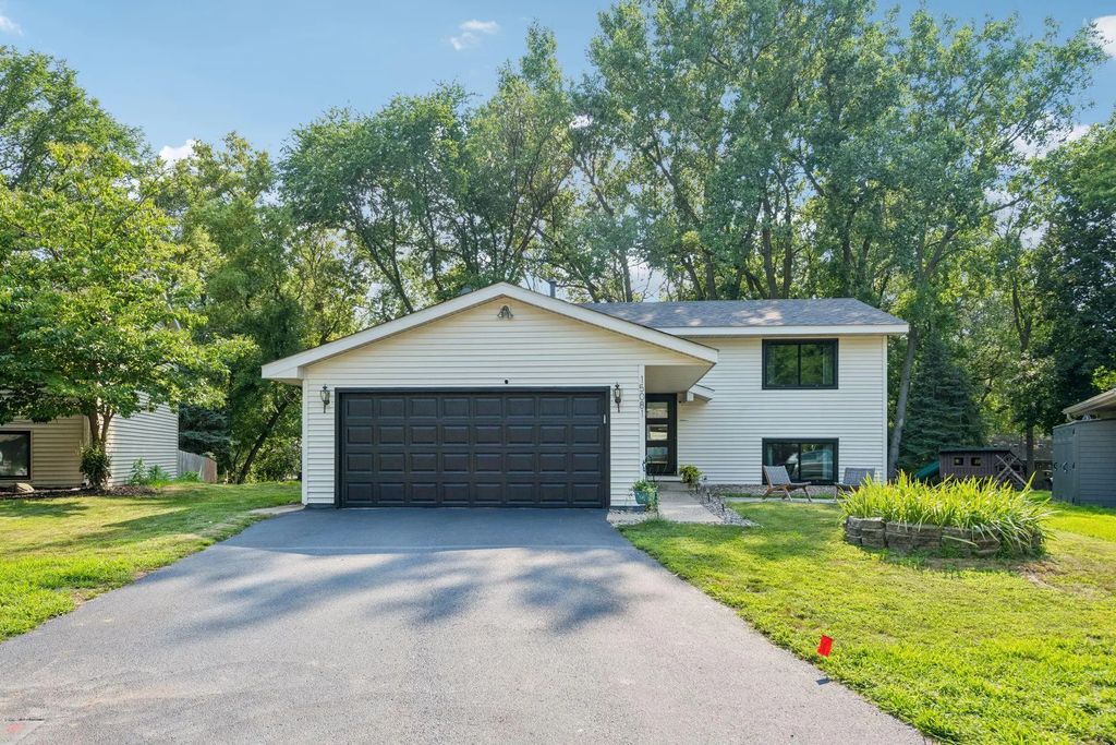 15081 Summerhill Drive, Eden Prairie