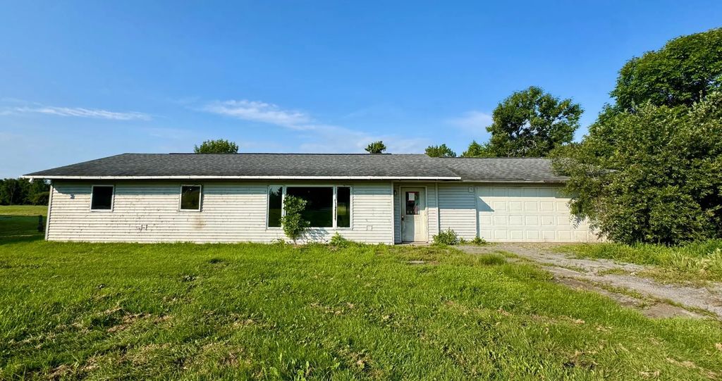 233 Oak Road, Warroad