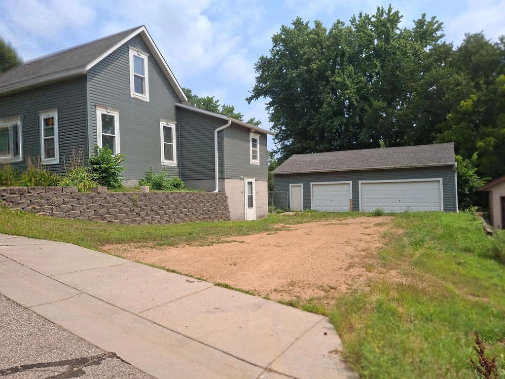 321 3rd Street W, Carver