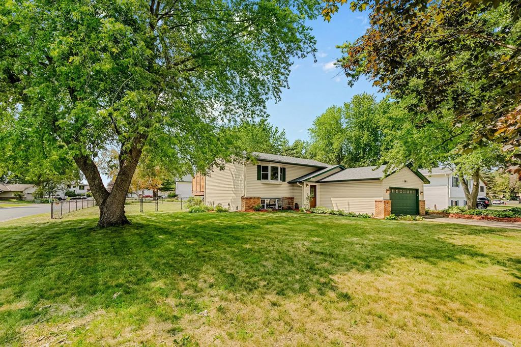 406 Schilling Circle Nw, Forest Lake