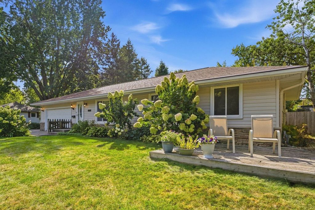 1325 Sumter Avenue N, Golden Valley