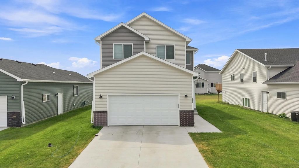 2587 Fulton Loop S, Fargo