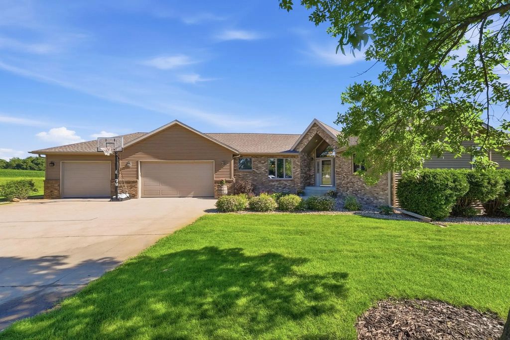 126 57th Avenue Ne, Willmar