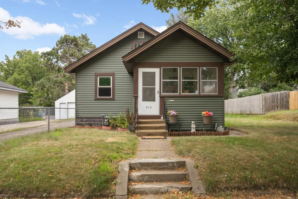 678 Hazel Street N, Saint Paul