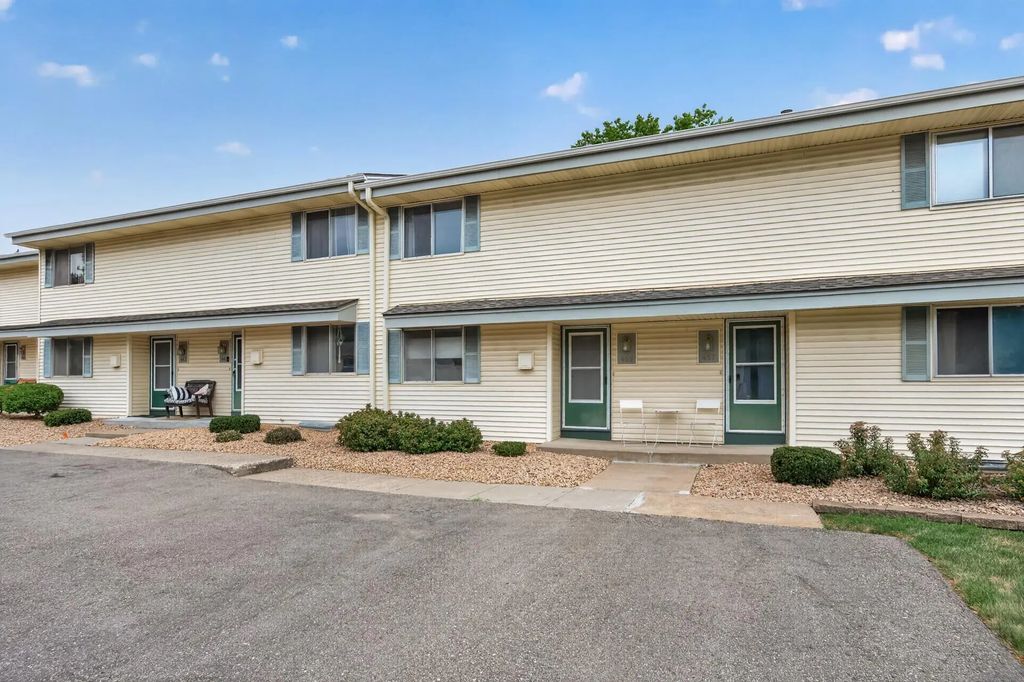 459 Mailand Court S, Maplewood