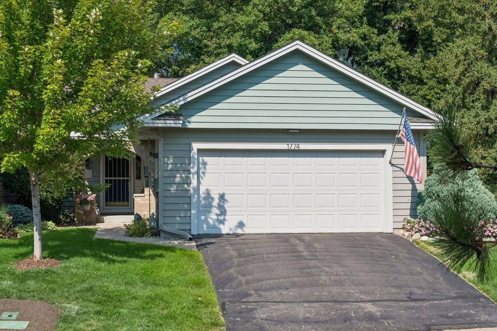 1774 Green Crest Drive, Victoria
