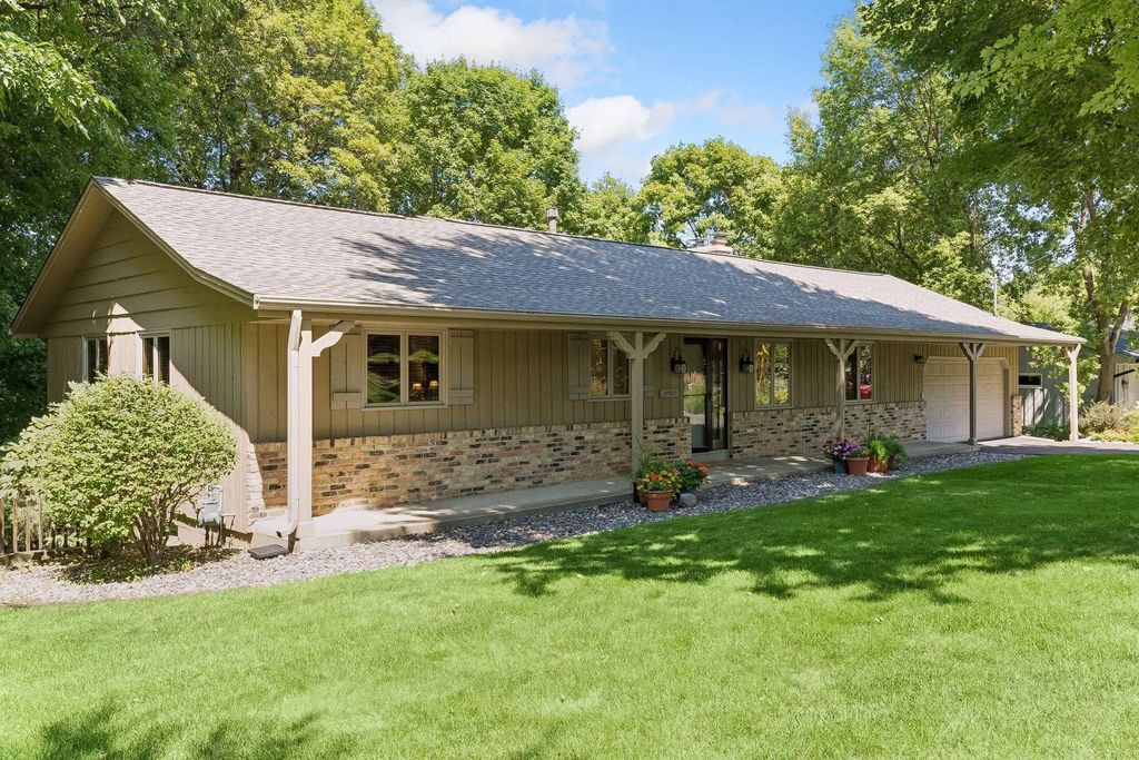 17380 Hampton Court, Minnetonka