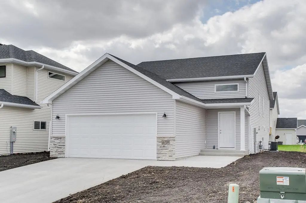 6739 Selkirk Drive S, Fargo