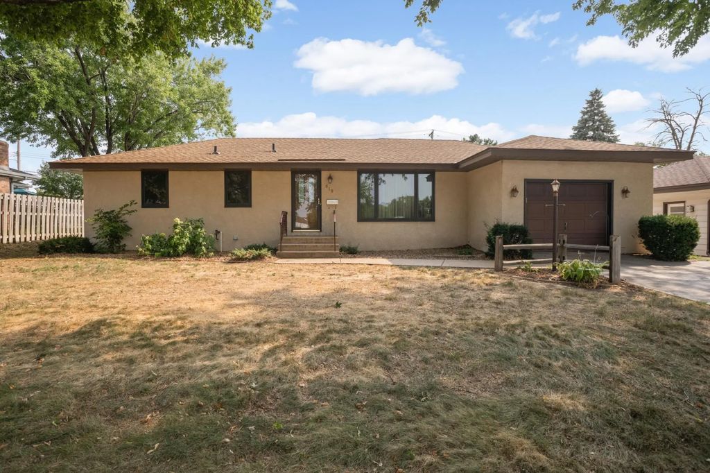 610 57th Avenue Ne, Fridley