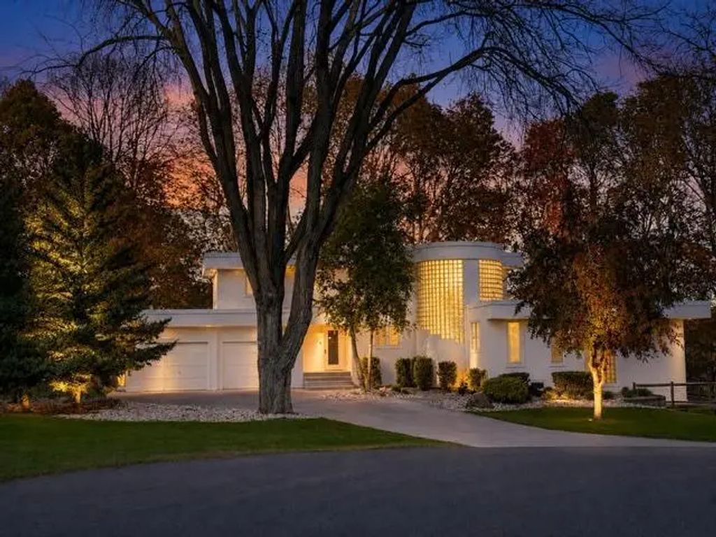 317 Meadow Woods Drive, Mankato