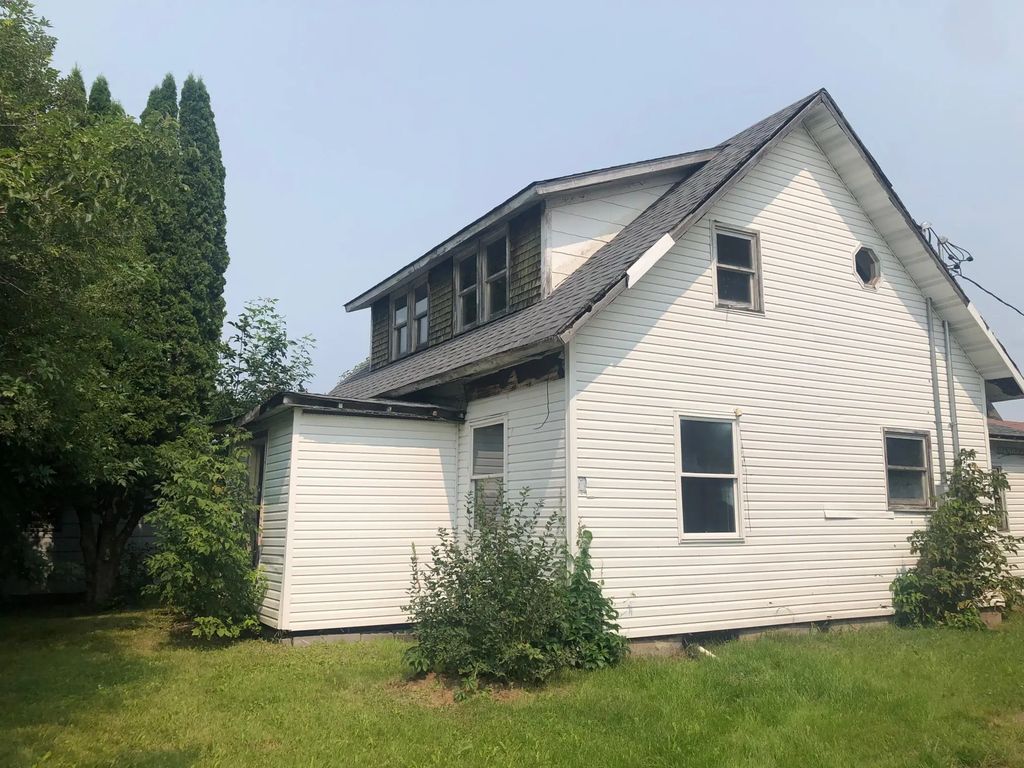 7742 Western Avenue, Meadowlands