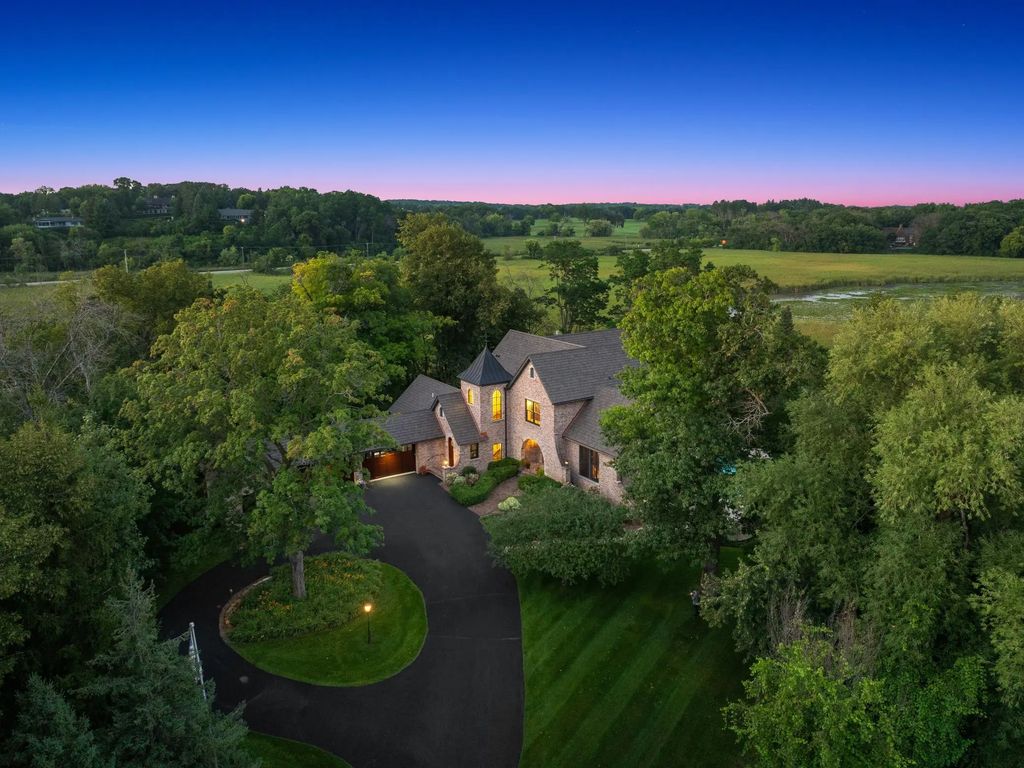 1070 Ferndale Road W, Wayzata