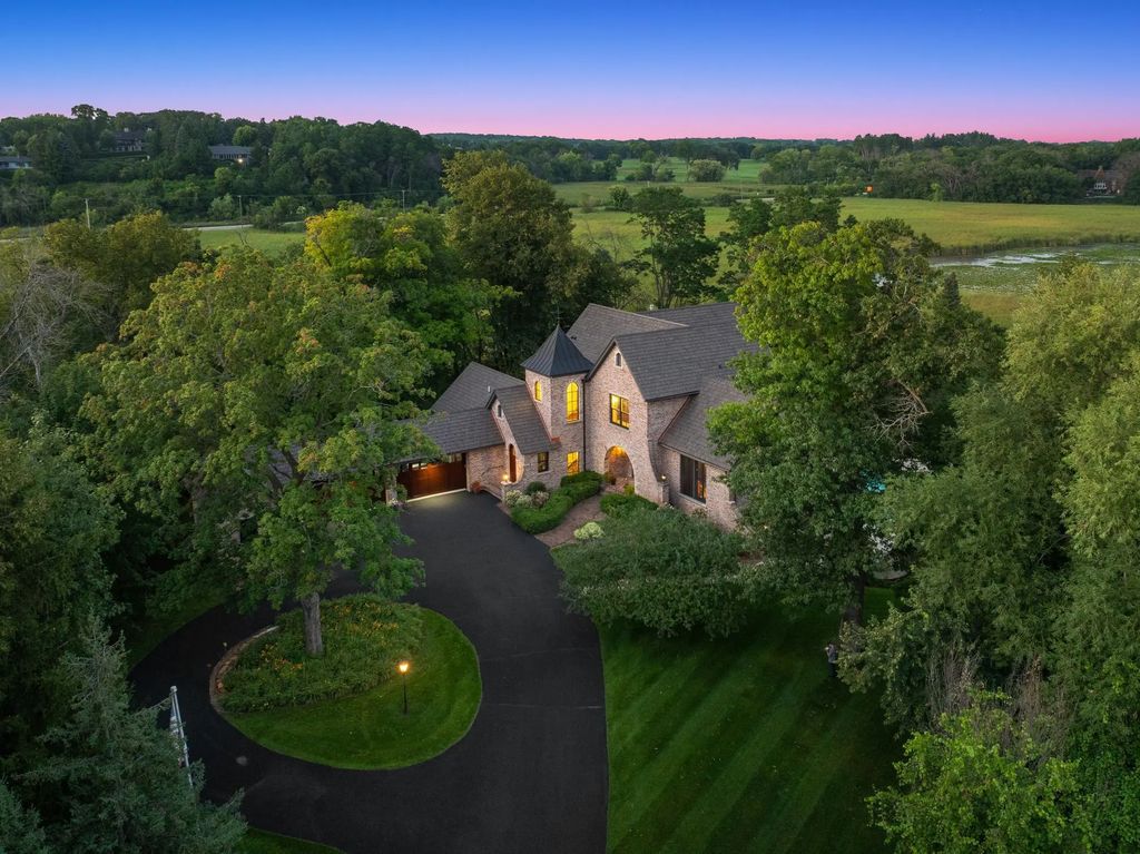 1070 Ferndale Road W, Wayzata