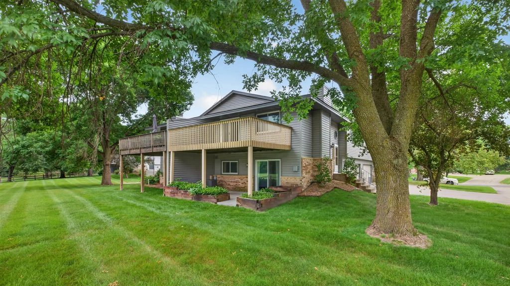 7205 Pontiac Circle, Chanhassen