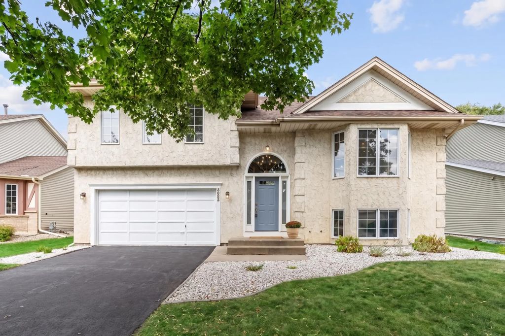 8632 Seasons Court, Woodbury