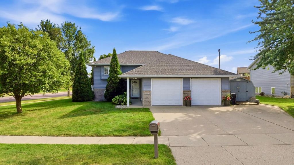 653 Grayhawk Dr, Mankato