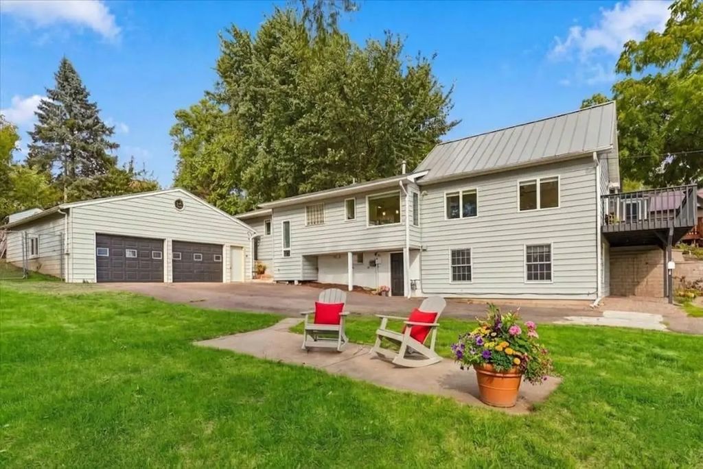 924 Maple Street W, Stillwater