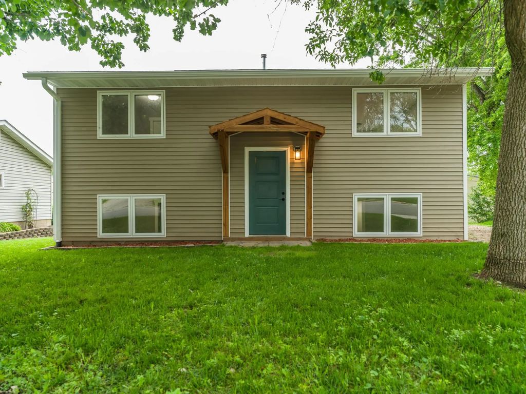 1208 Crestview Road, Albert Lea