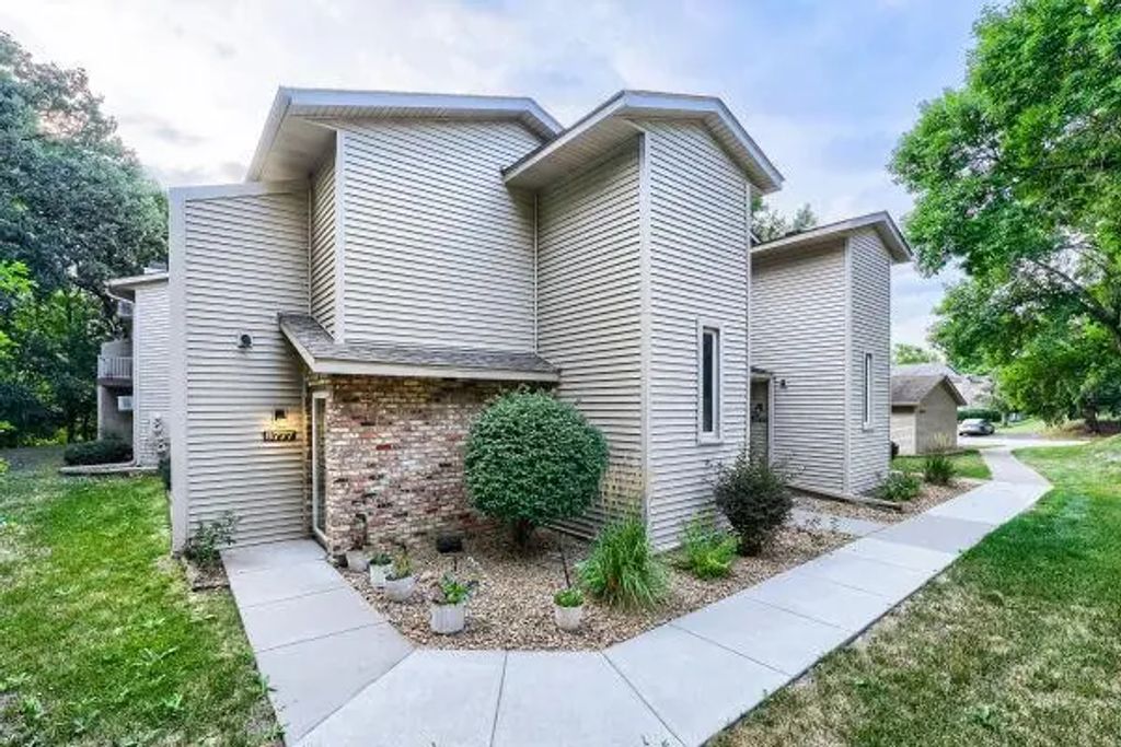 8777 Jasmine Lane, Eden Prairie