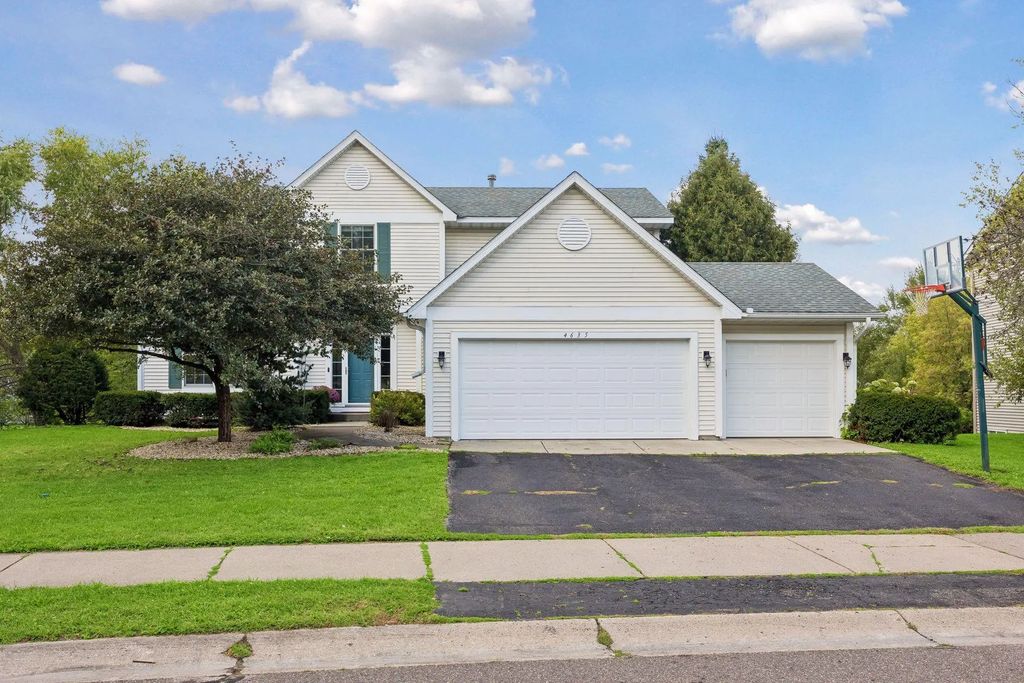 4635 Queensland Lane N, Plymouth