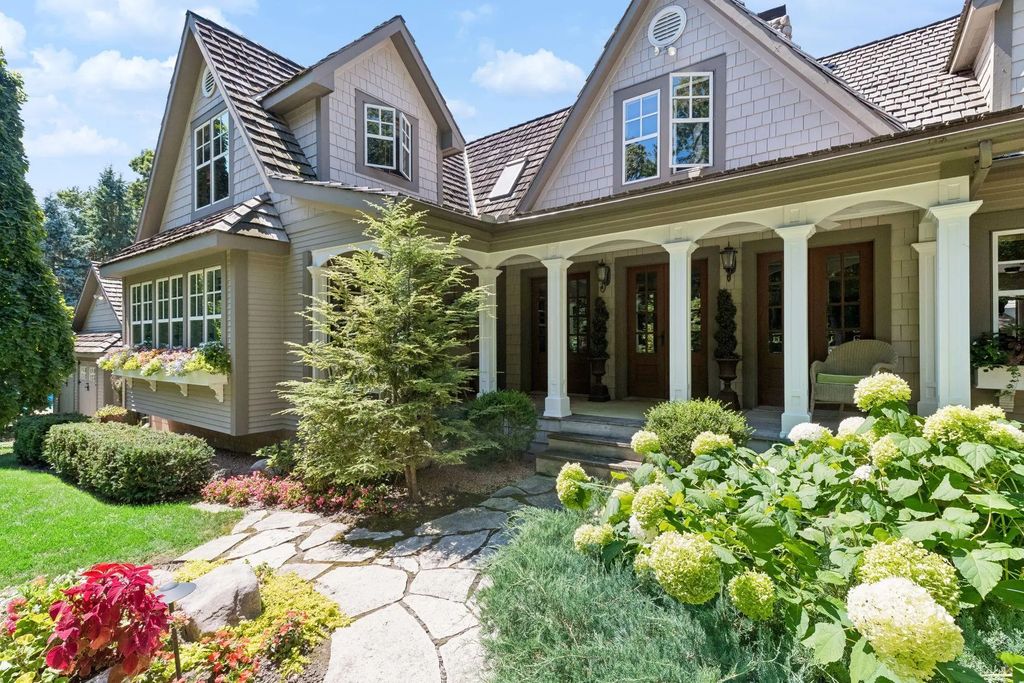 6880 Lotus Trail, Chanhassen