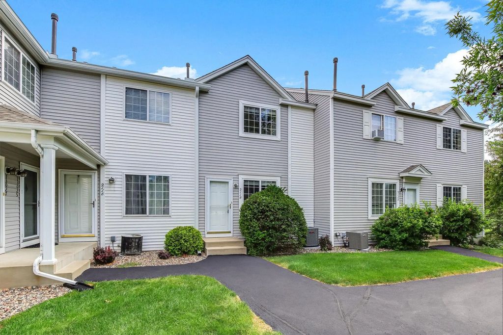 9118 Scarlet Globe Drive, Eden Prairie