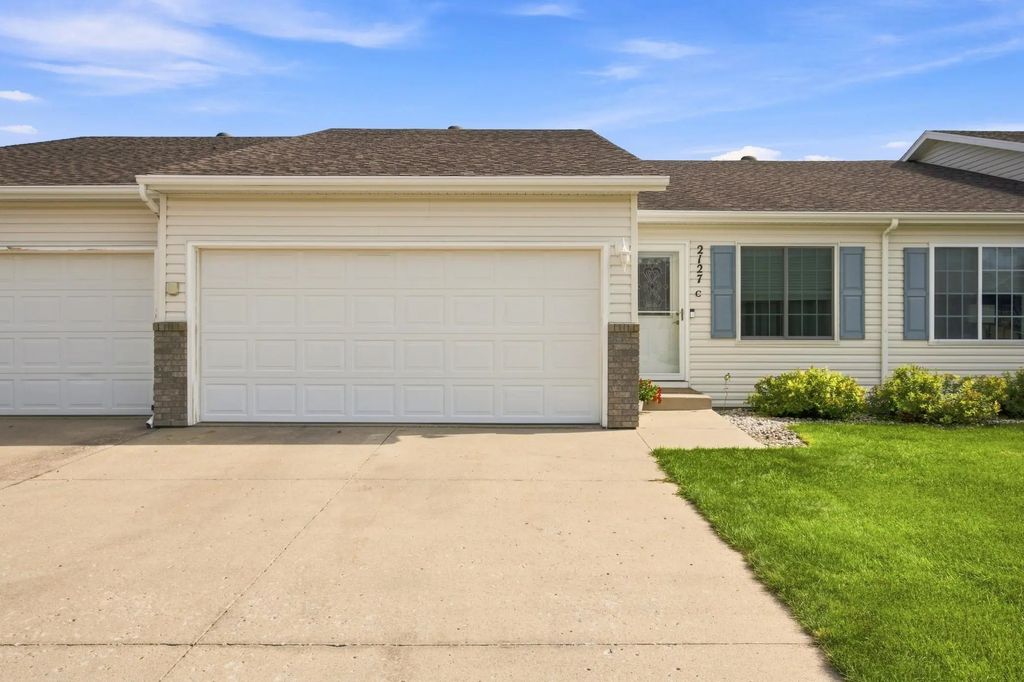 2127 58th Avenue S C, Fargo