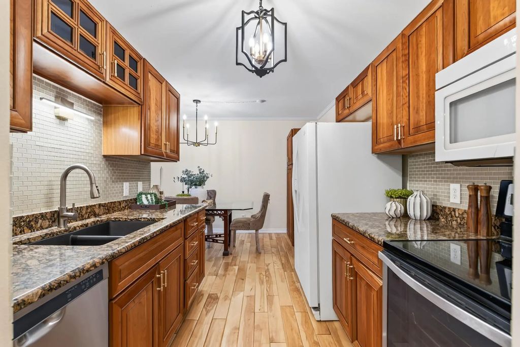 205 Barry Avenue S 306, Wayzata
