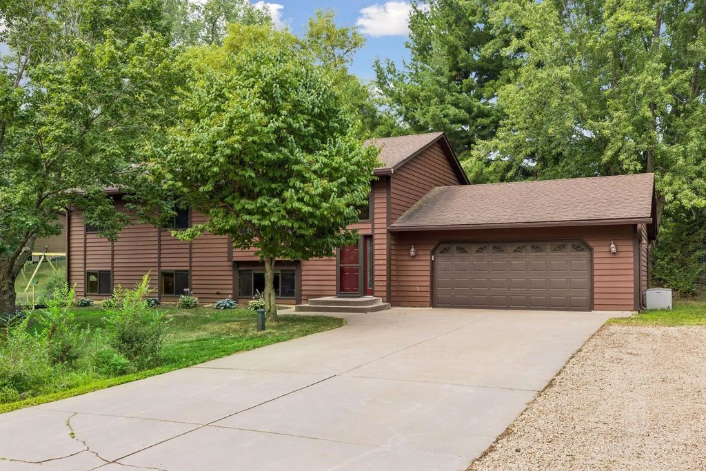 1076 Cottonwood Drive, Hudson