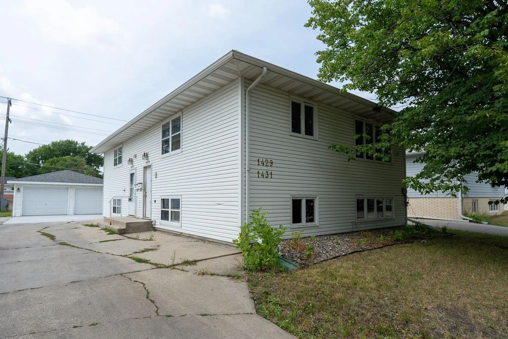1429 & 1431 16 1/2 Street S, Fargo