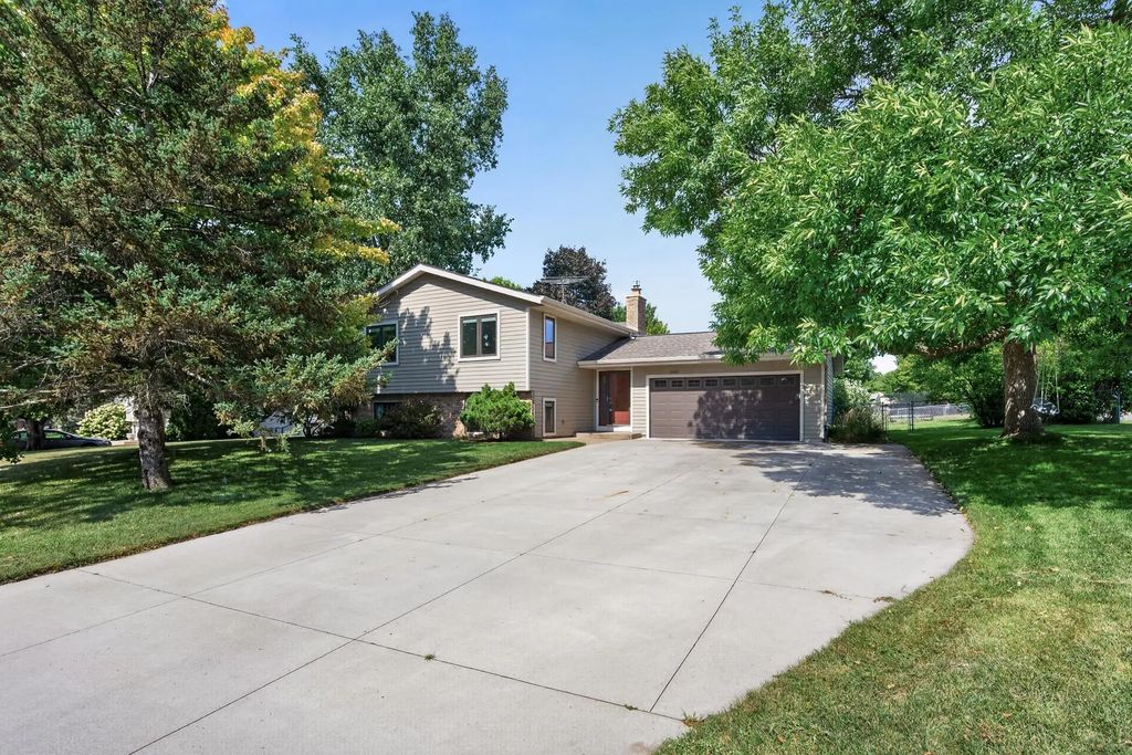 1945 Beaver Dam Court, Eagan