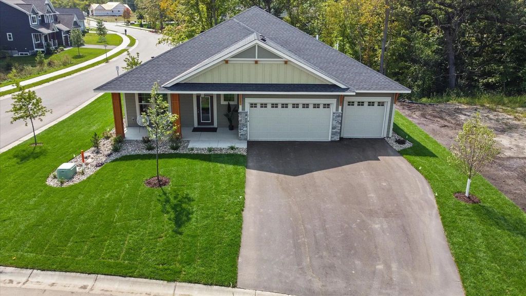 1960 Woods Point, Waconia