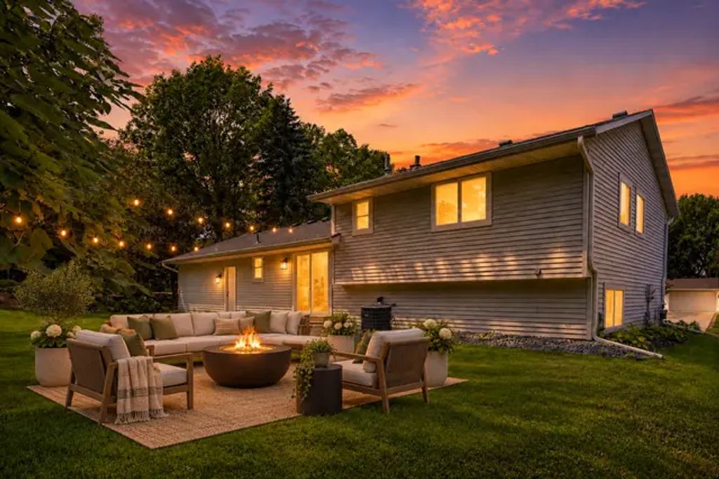8090 159th Street W, Apple Valley
