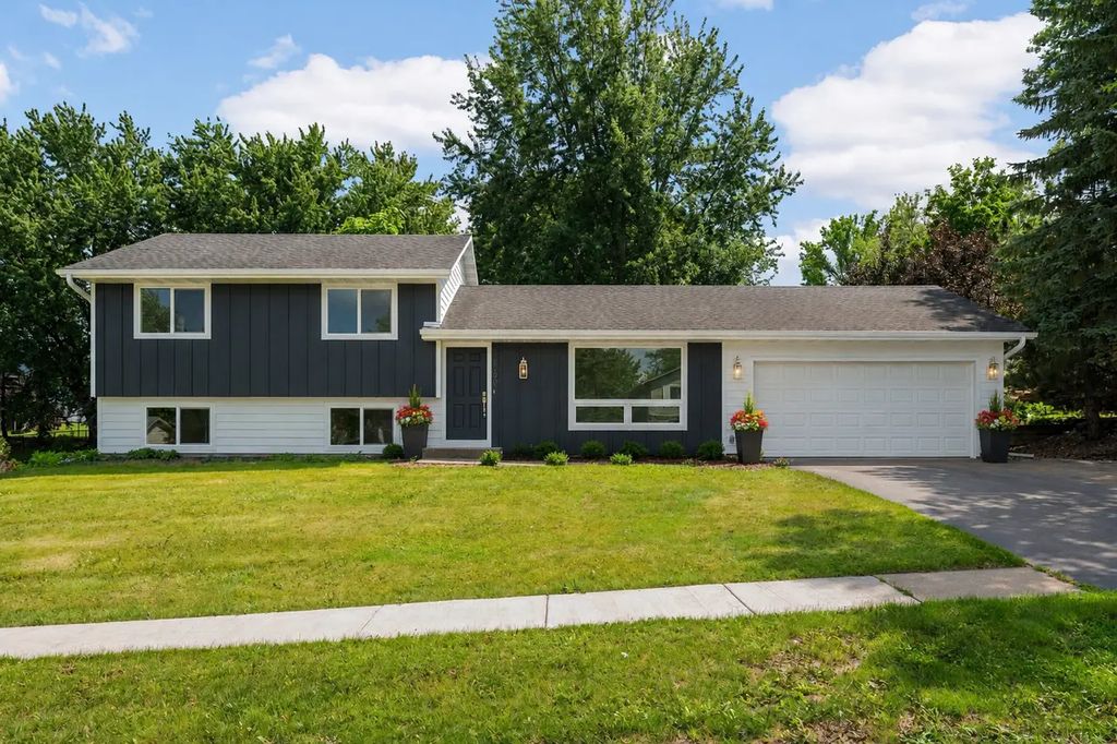 8090 159th Street W, Apple Valley