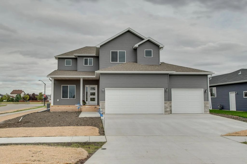 2534 Golden Lane S, Fargo