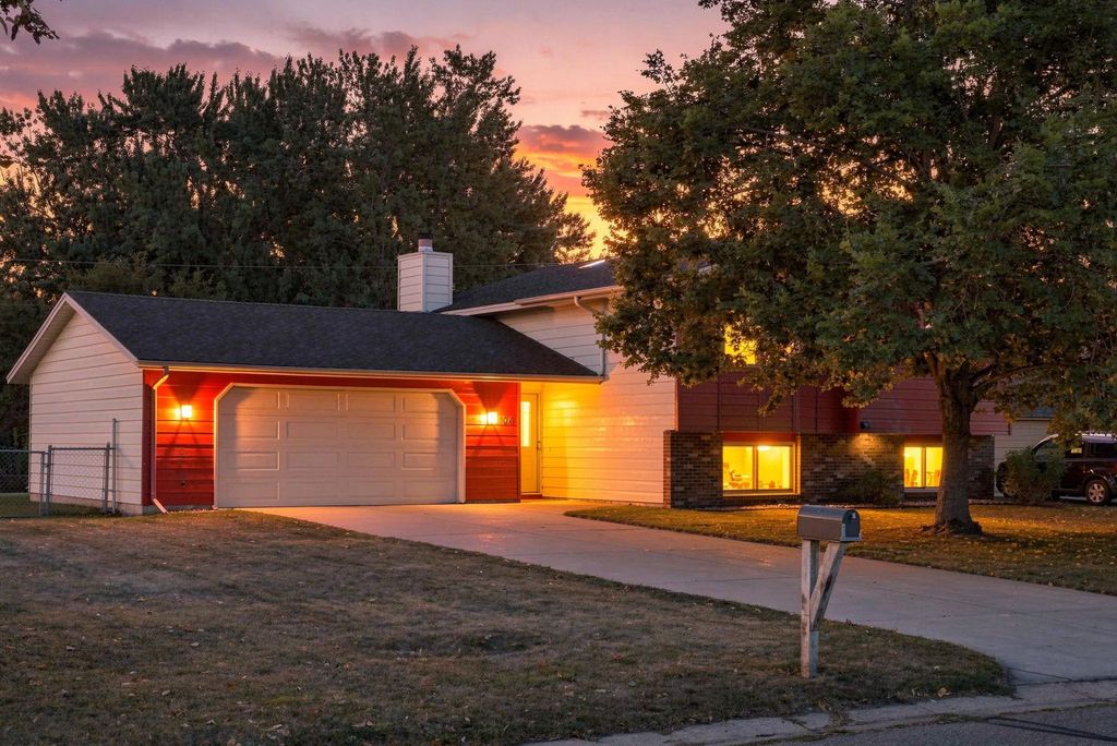 8106 Vincent Avenue N, Brooklyn Park