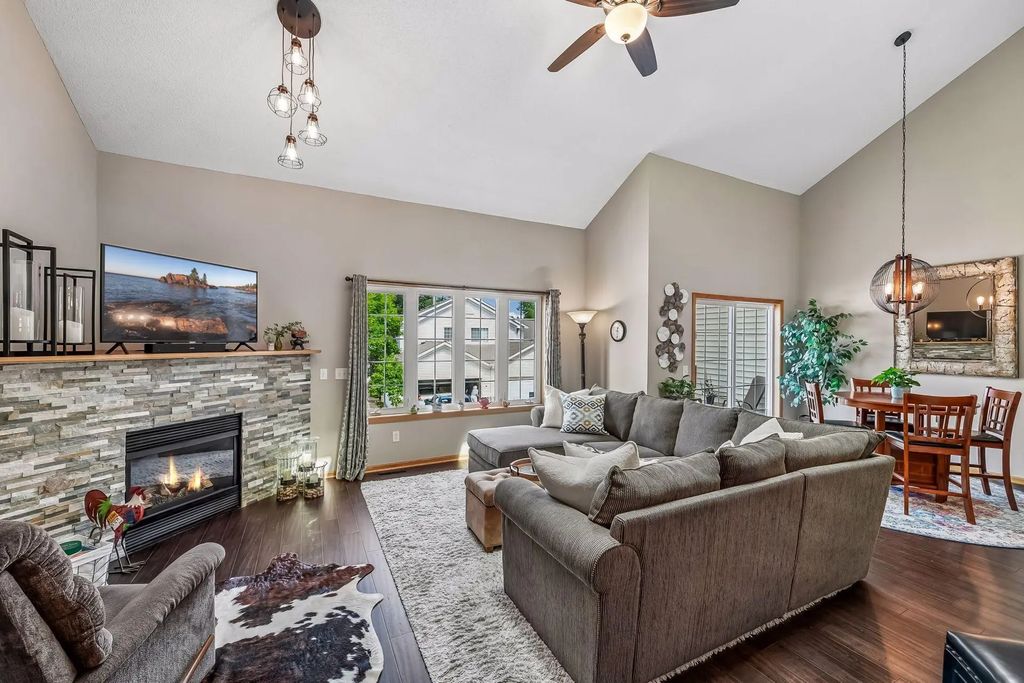 912 Kelly Court, Chanhassen