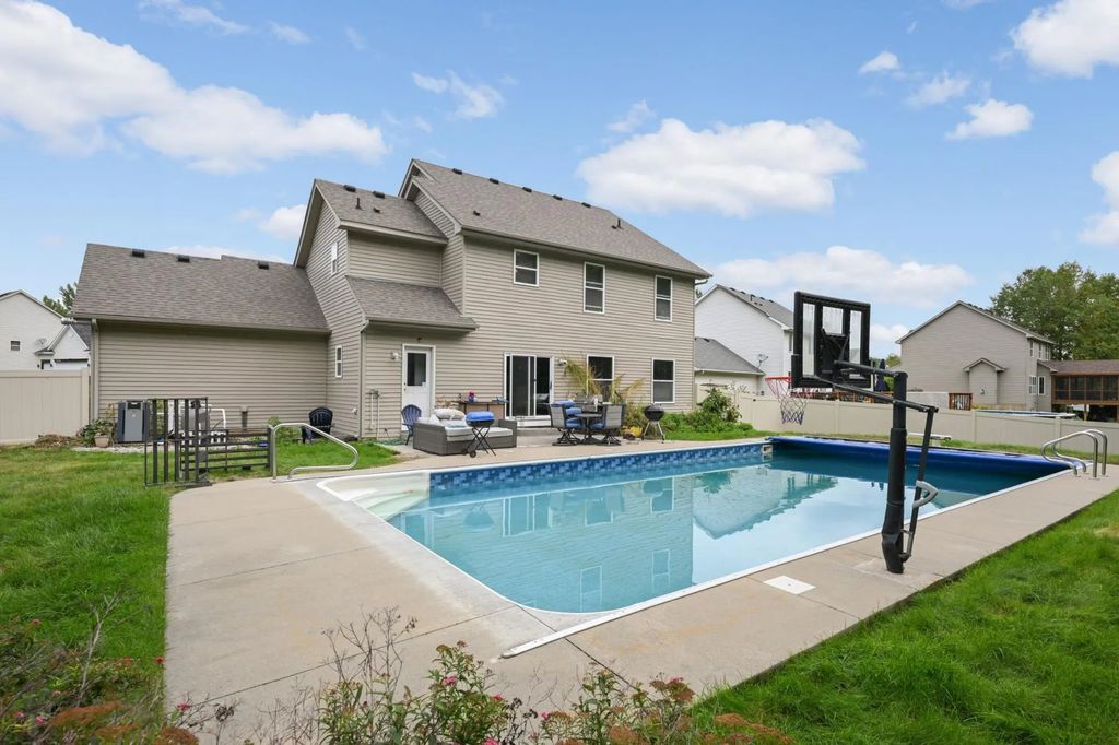 20393 Erickson Path, Farmington