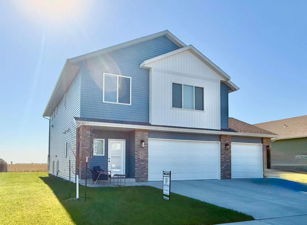 4871 Hampton Circle S, Moorhead