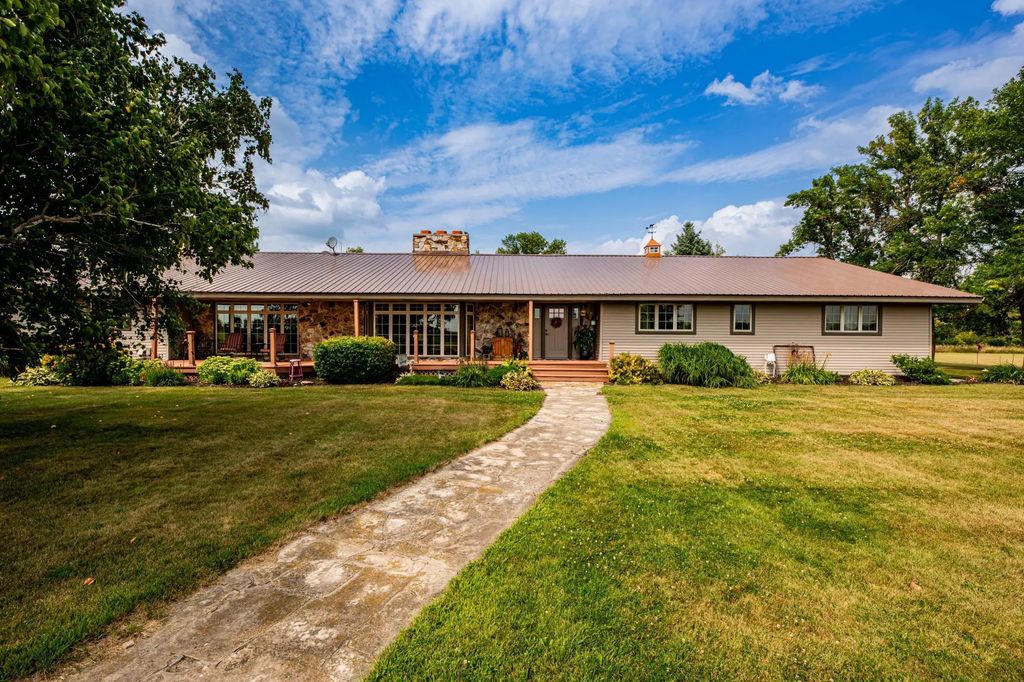 8005 Hwy 32, Gwinner