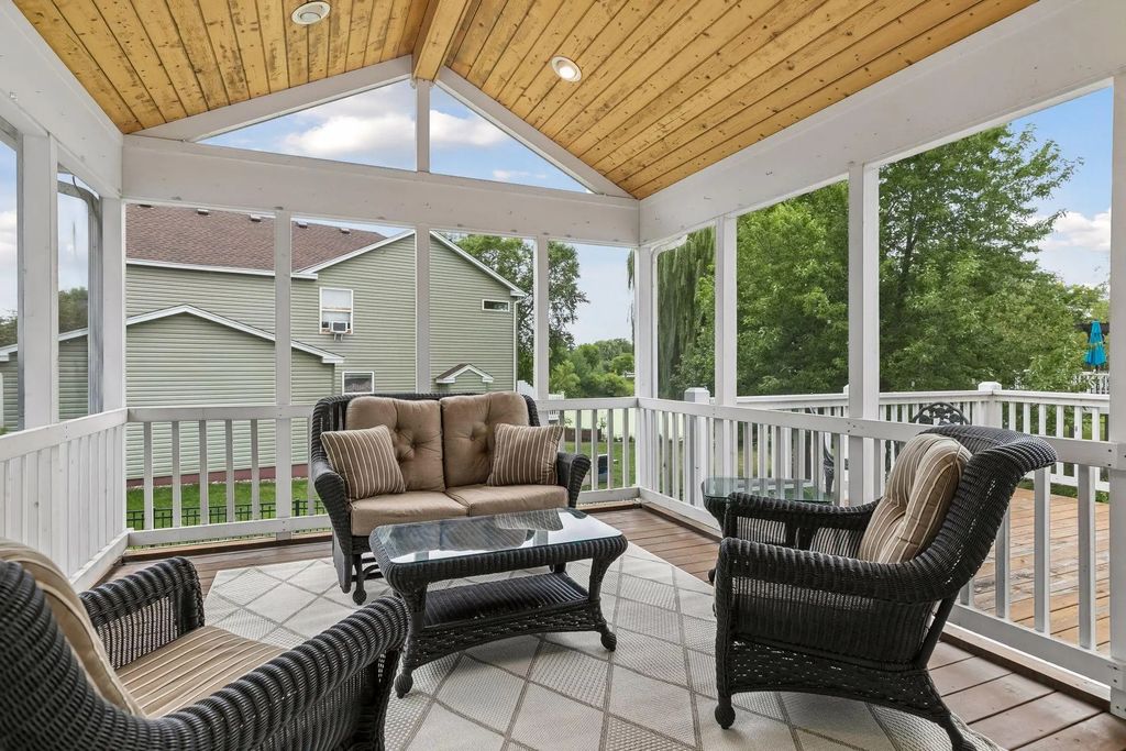 957 Lake Ridge Bay, Woodbury