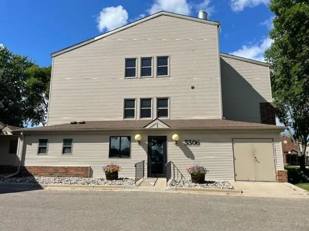 3306 Village Green Boulevard 302, Moorhead
