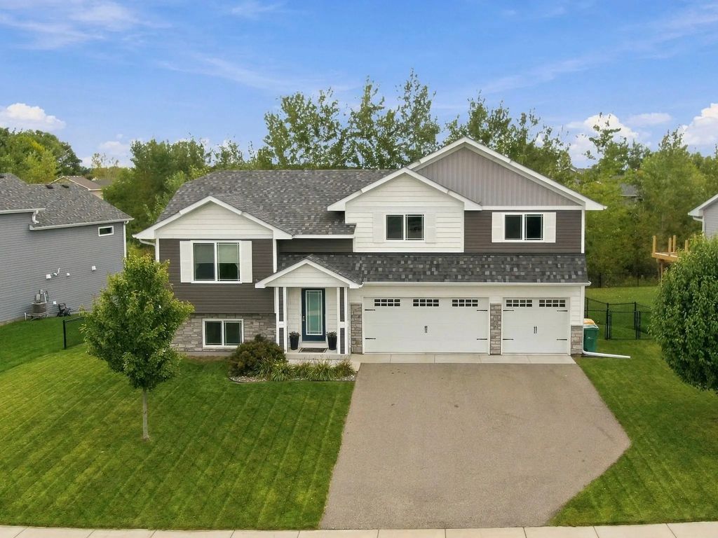1638 Hidden Trail, Mayer