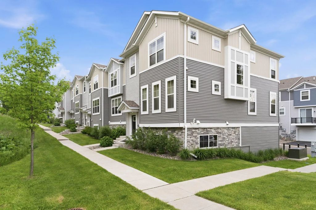 2864 Lexington Place N, Roseville
