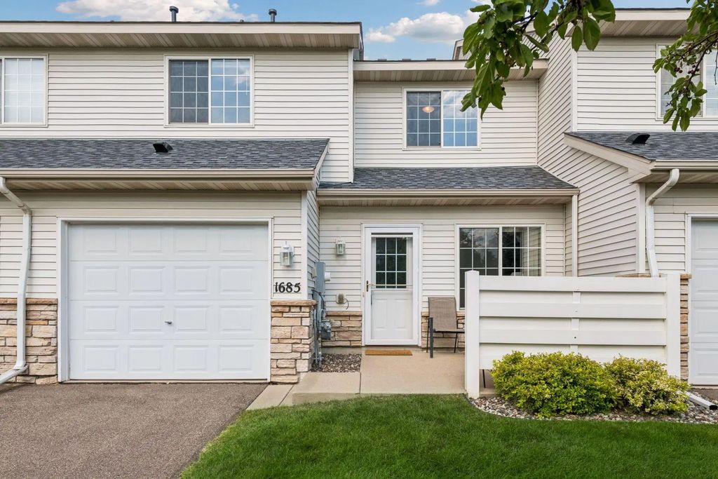 1685 Patriot Lane, Waconia
