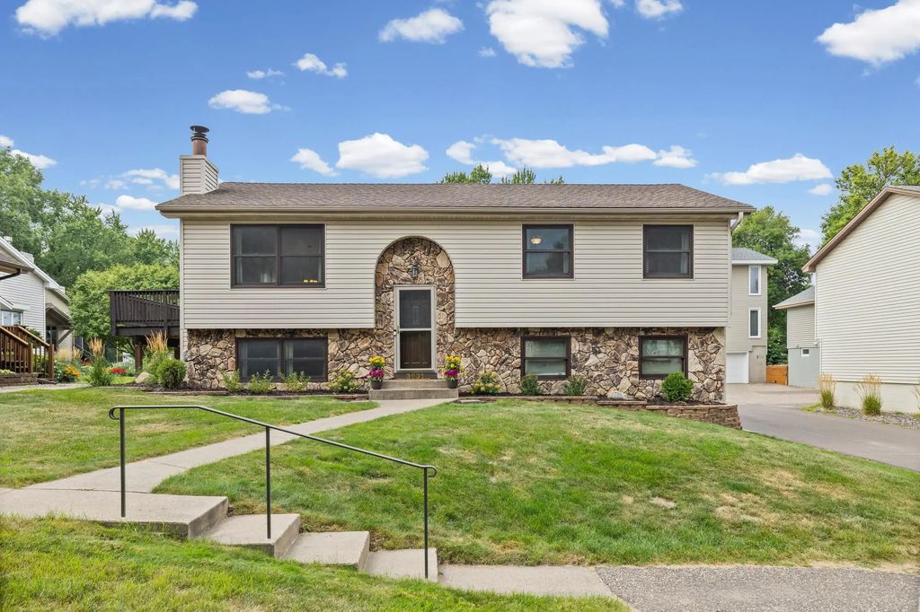 3531 Pilgrim Lane N, Plymouth