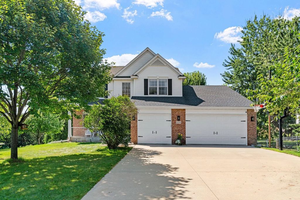 2051 Highgate Circle, Chanhassen
