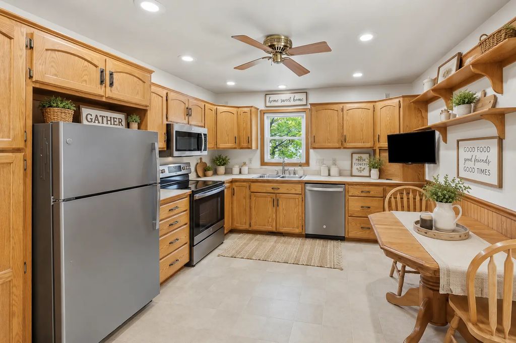 120 3rd Street W, Hector